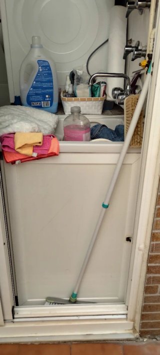 Pila de lavar con mueble blanco