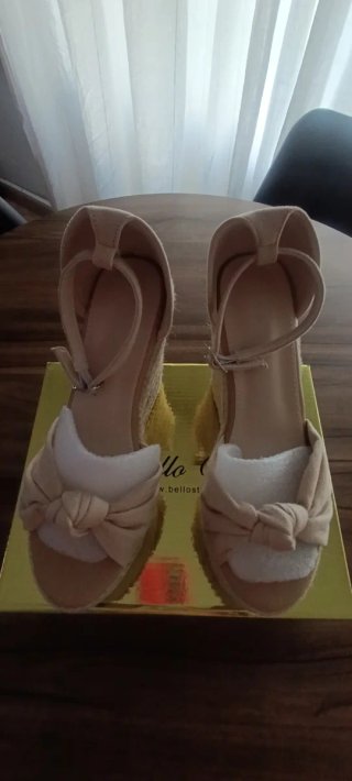 Sandalias cuña beige nuevas