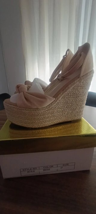 Sandalias cuña beige nuevas