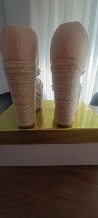 Sandalias cuña beige nuevas