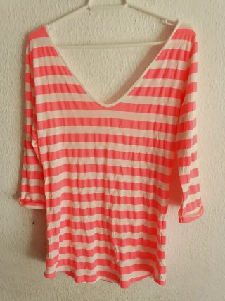 Camiseta de rayas rosa fosforito y blanca