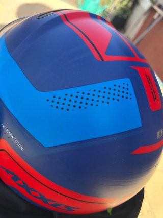 Casco de moto azul y rojo AXX