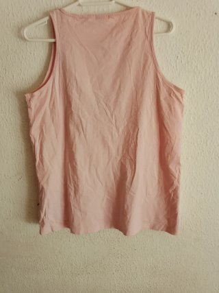 Camiseta rosa con bolsillos
