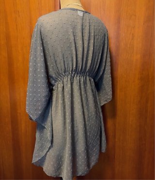 Vestido playero gasa gris con detalles en relieve