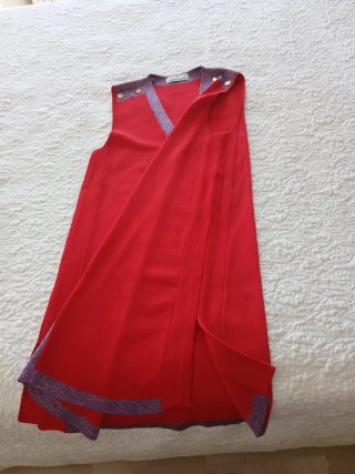 Vestido rojo con abertura lateral