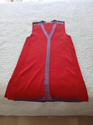 Vestido rojo con abertura lateral