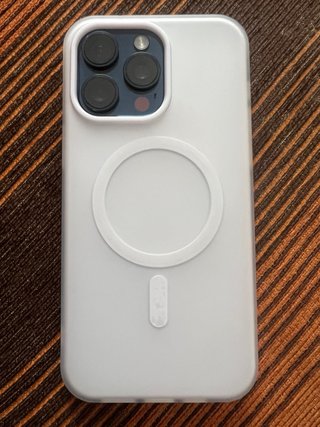 iPhone 15 Pro max  Azul con Funda Blanca