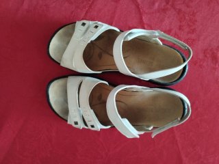 Sandalias planas mujer beige y blancas