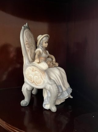 Figura de porcelana niña con gato Tengra