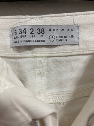 Pantalones cortos blancos con rotos