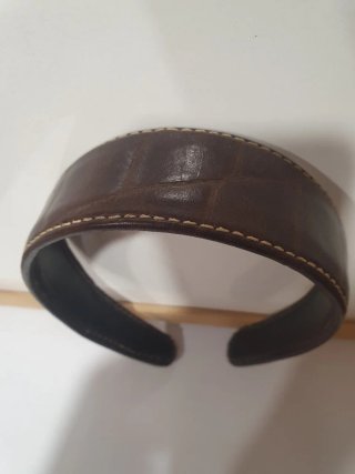 Diadema de piel marrón