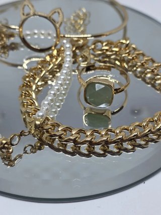Conjunto de Joyas Doradas y Perlas