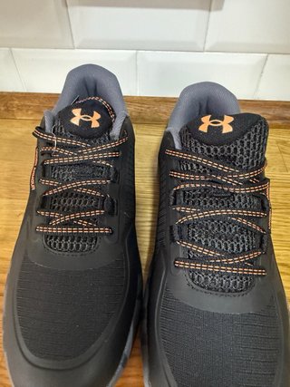 Zapatillas Under Armour Negras y Naranjas