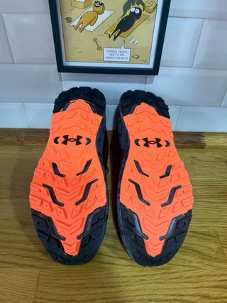 Zapatillas Under Armour Negras y Naranjas