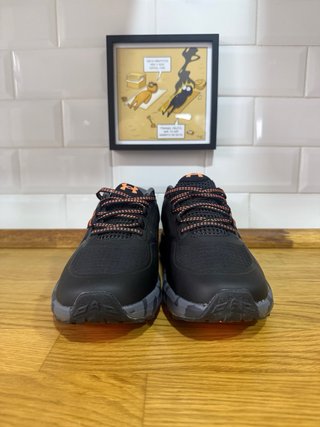 Zapatillas Under Armour Negras y Naranjas