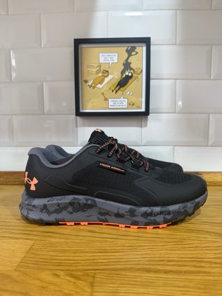 Zapatillas Under Armour Negras y Naranjas