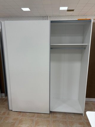 Armario con puertas correderas ¡Gran almacenaje!
