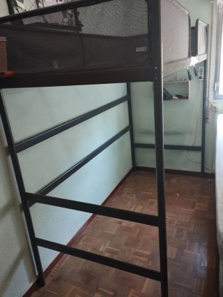 Cama alta con barandillas