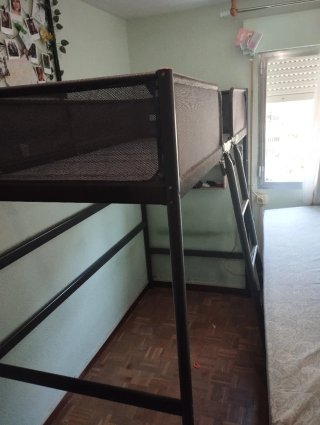 Cama alta con barandillas