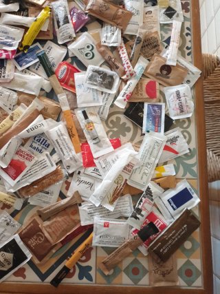 Oltre 300 bustine di zucchero assortite