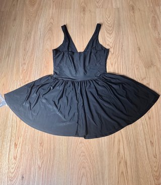 Missguided. Vestido corto skater escote V. Talla L