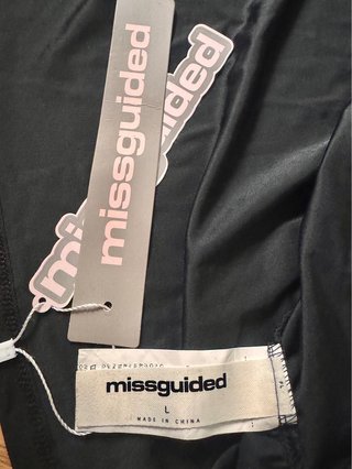 Missguided. Vestido corto skater escote V. Talla L