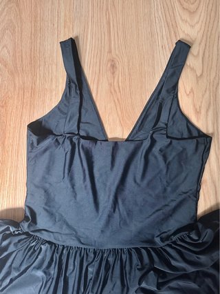Missguided. Vestido corto skater escote V. Talla L