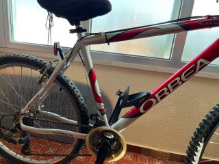 Bicicleta Orbea Roja y Plata.