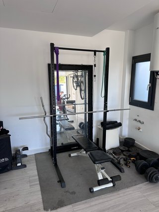 Rack gimnasio con banco, barra y discos
