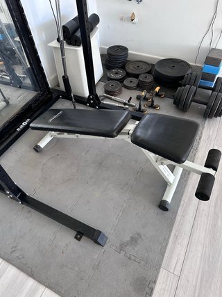 Rack gimnasio con banco, barra y discos