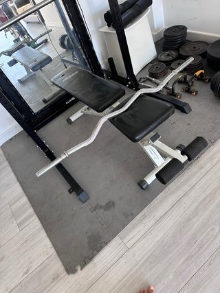 Rack gimnasio con banco, barra y discos