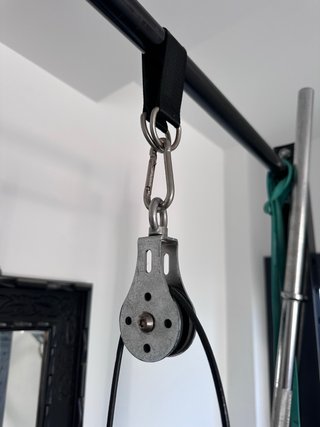 Rack gimnasio con banco, barra y discos