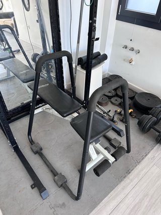 Rack gimnasio con banco, barra y discos
