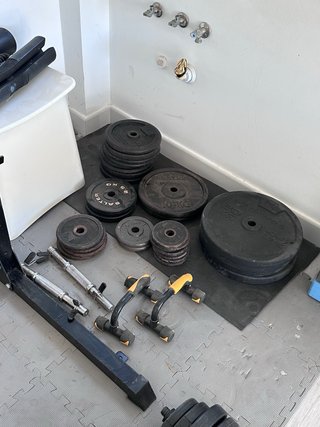 Rack gimnasio con banco, barra y discos