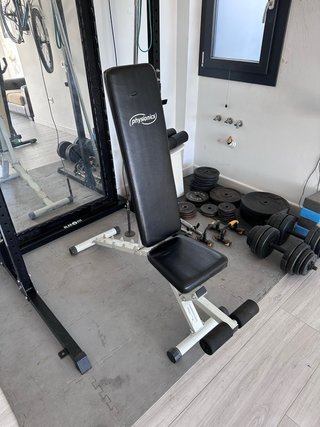 Rack gimnasio con banco, barra y discos