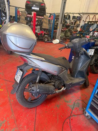 Moto Scooter Negra y Gris