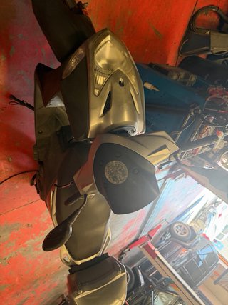 Moto Scooter Negra y Gris