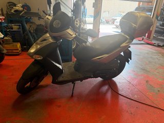 Moto Scooter Negra y Gris