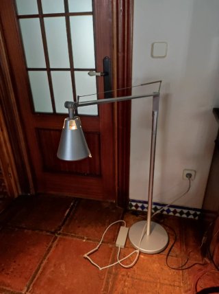Lámpara de pie gris metálica luz amarilla