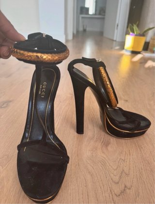 Sandalias Gucci Ante Negro y Dorado
