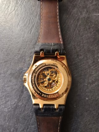 Reloj Attitude Negro y Dorado