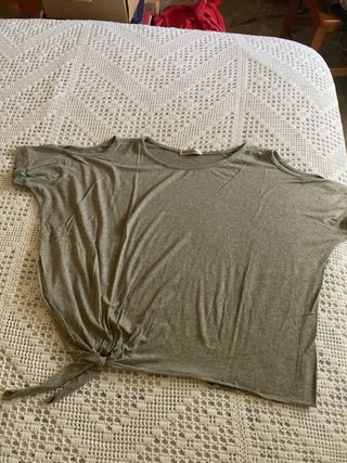Lote 3 Camisetas: blanca, roja y gris.
