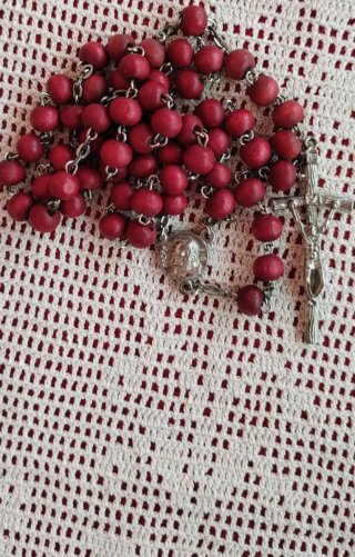 Rosario San Padre Pio legno rosa e braccialetto.