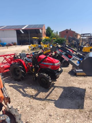 Tractor Yanmar KE3 con pala y rotavator