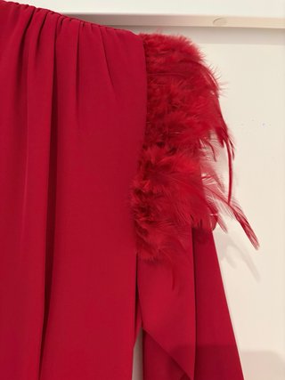 Vestido rojo con plumas y hombreras