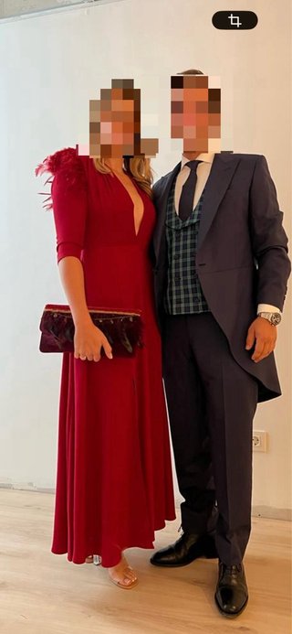 Vestido rojo con plumas y hombreras