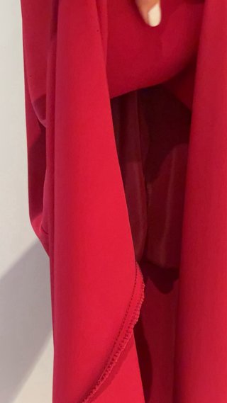 Vestido rojo con plumas y hombreras
