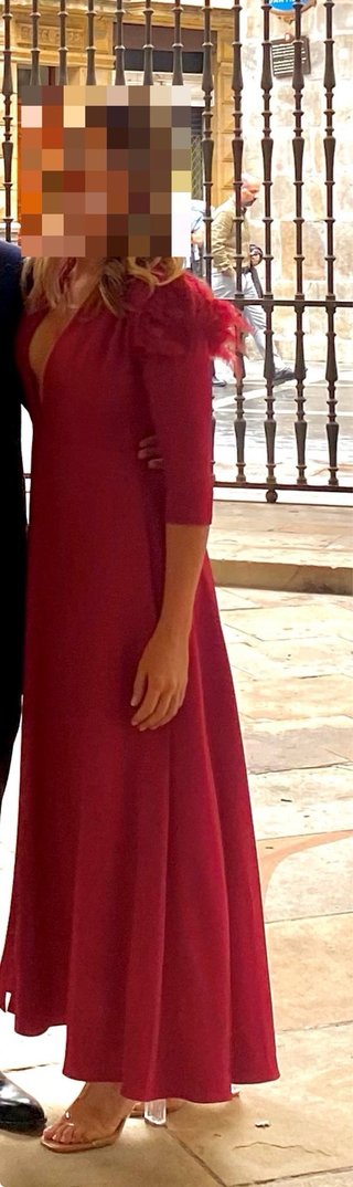 Vestido rojo con plumas y hombreras