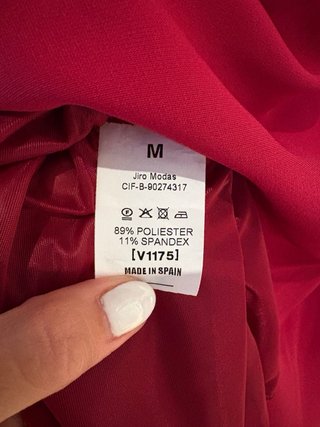 Vestido rojo con plumas y hombreras