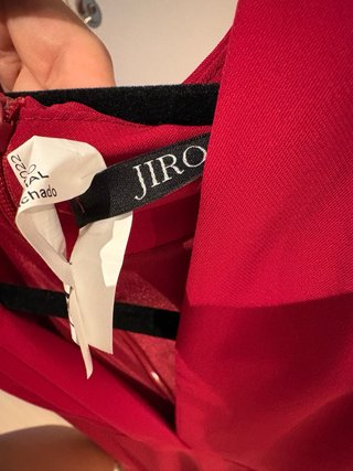 Vestido rojo con plumas y hombreras